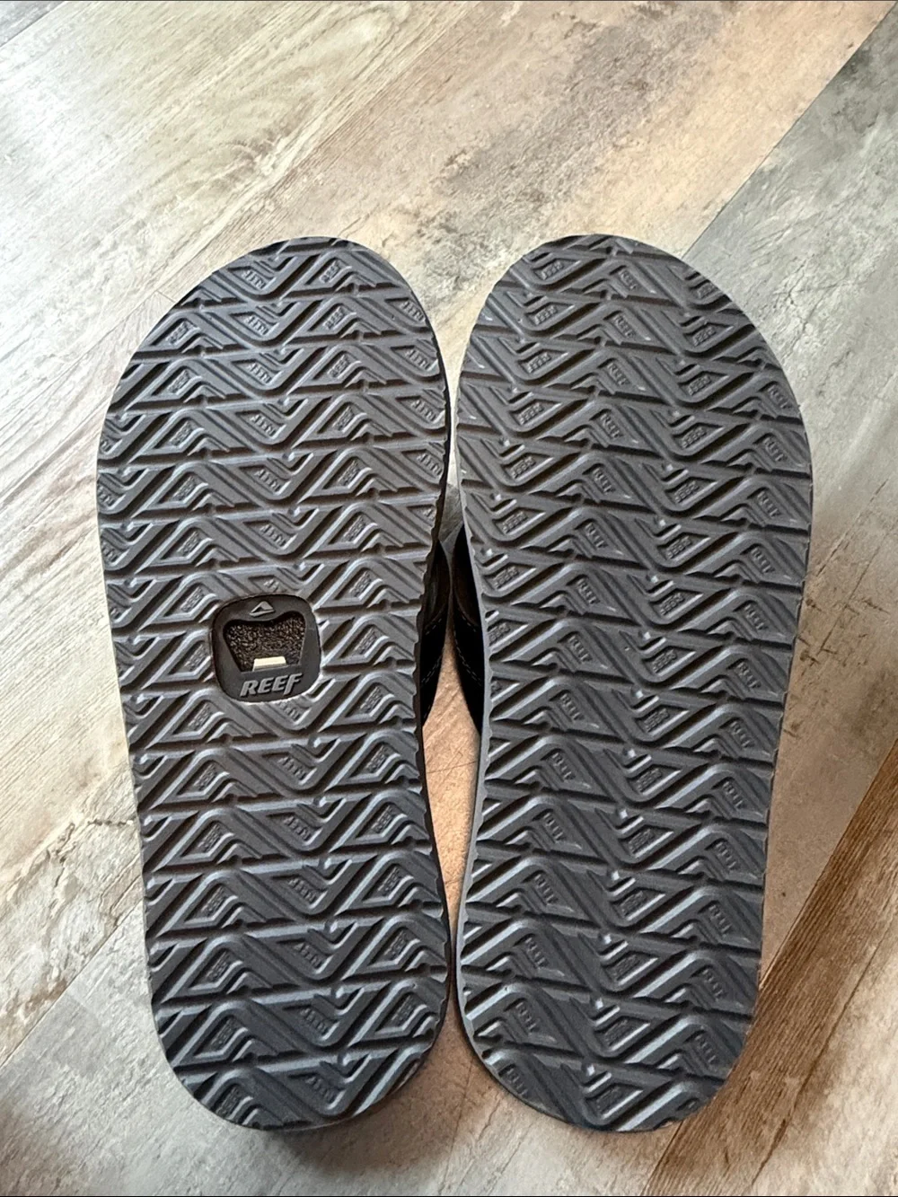 NWOT! Mens reef flip flops